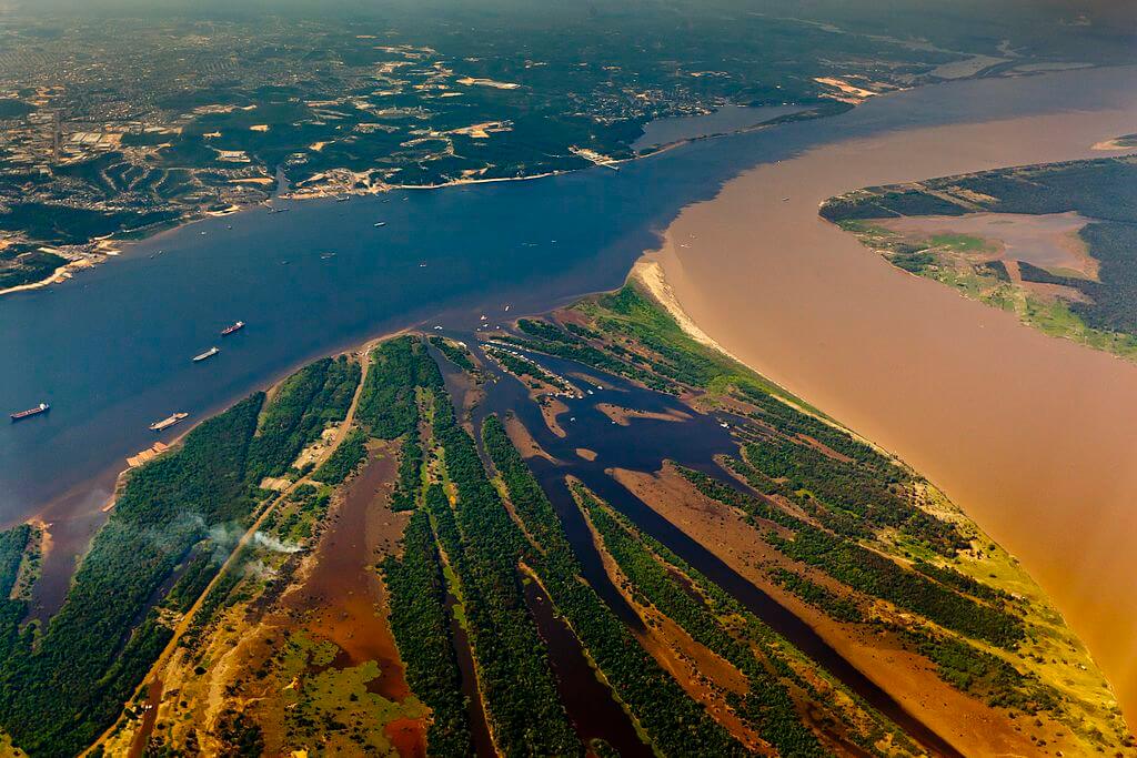 Meeting of the Waters in the Amazon: Essential Guide Rio Negro and Rio Solimões flowing side by side near Manaus